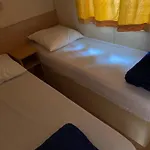 Mobil-home Climatise Pour 6 Personnes Au Maximum, Avec 3 Et Une Grande Terrasse, Entierement Et Totalement Equipe Mais Sans Wifi, Avec Les Draps Compris Mais Piscine Et Restaurant Non Garantis A Compter De Septembre (adults Only)