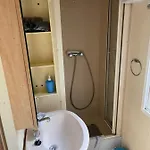Mobil-home Climatise Pour 6 Personnes Au Maximum, Avec 3 Et Une Grande Terrasse, Entierement Et Totalement Equipe Mais Sans Wifi, Avec Les Draps Compris Mais Piscine Et Restaurant Non Garantis A Compter De Septembre (adults Only) * Sarlat-la-Canéda