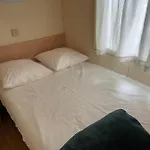 Kemp Mobil-home Climatise Pour 6 Personnes Au Maximum, Avec 3 Et Une Grande Terrasse, Entierement Et Totalement Equipe Mais Sans Wifi, Avec Les Draps Compris Mais Piscine Et Restaurant Non Garantis A Compter De Septembre (adults Only)