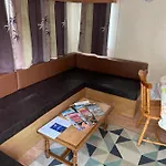 Mobil-home Climatise Pour 6 Personnes Au Maximum, Avec 3 Et Une Grande Terrasse, Entierement Et Totalement Equipe Mais Sans Wifi, Avec Les Draps Compris Mais Piscine Et Restaurant Non Garantis A Compter De Septembre (adults Only) Kemp Sarlat-la-Canéda