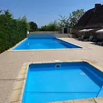 Kemp Mobil-home Climatise Pour 6 Personnes Au Maximum, Avec 3 Et Une Grande Terrasse, Entierement Et Totalement Equipe Mais Sans Wifi, Avec Les Draps Compris Mais Piscine Et Restaurant Non Garantis A Compter De Septembre (adults Only) Sarlat-la-Canéda