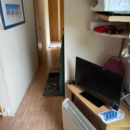 Mobil-home Climatise Pour 6 Personnes Au Maximum, Avec 3 Et Une Grande Terrasse, Entierement Et Totalement Equipe Mais Sans Wifi, Avec Les Draps Compris Mais Piscine Et Restaurant Non Garantis A Compter De Septembre (adults Only)