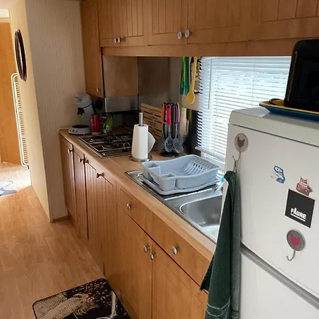 Mobil-home Climatise Pour 6 Personnes Au Maximum, Avec 3 Et Une Grande Terrasse, Entierement Et Totalement Equipe Mais Sans Wifi, Avec Les Draps Compris Mais Piscine Et Restaurant Non Garantis A Compter De Septembre (adults Only) Kamp alanı Sarlat-la-Canéda