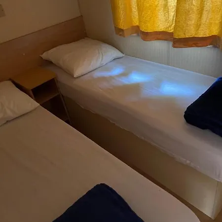 Mobil-home Climatise Pour 6 Personnes Au Maximum, Avec 3 Et Une Grande Terrasse, Entierement Et Totalement Equipe Mais Sans Wifi, Avec Les Draps Compris Mais Piscine Et Restaurant Non Garantis A Compter De Septembre (adults Only)