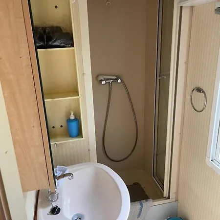 Mobil-home Climatise Pour 6 Personnes Au Maximum, Avec 3 Et Une Grande Terrasse, Entierement Et Totalement Equipe Mais Sans Wifi, Avec Les Draps Compris Mais Piscine Et Restaurant Non Garantis A Compter De Septembre (adults Only) * Sarlat-la-Caneda