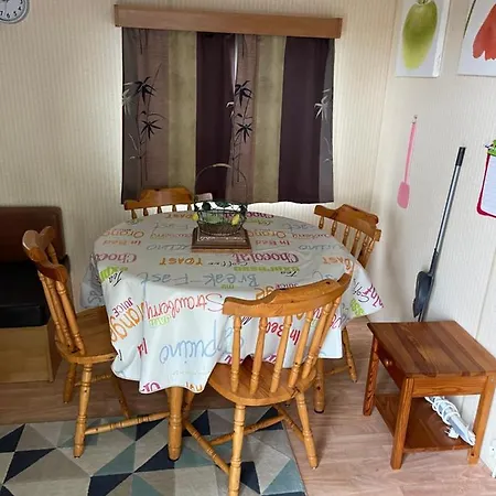 Kemp Mobil-home Climatise Pour 6 Personnes Au Maximum, Avec 3 Et Une Grande Terrasse, Entierement Et Totalement Equipe Mais Sans Wifi, Avec Les Draps Compris Mais Piscine Et Restaurant Non Garantis A Compter De Septembre (adults Only) Sarlat-la-Canéda