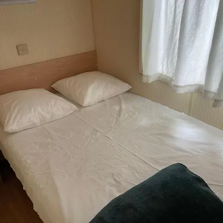 Kamp alanı Mobil-home Climatise Pour 6 Personnes Au Maximum, Avec 3 Et Une Grande Terrasse, Entierement Et Totalement Equipe Mais Sans Wifi, Avec Les Draps Compris Mais Piscine Et Restaurant Non Garantis A Compter De Septembre (adults Only)