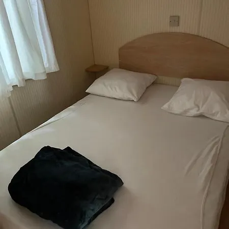 Kemp Mobil-home Climatise Pour 6 Personnes Au Maximum, Avec 3 Et Une Grande Terrasse, Entierement Et Totalement Equipe Mais Sans Wifi, Avec Les Draps Compris Mais Piscine Et Restaurant Non Garantis A Compter De Septembre (adults Only)