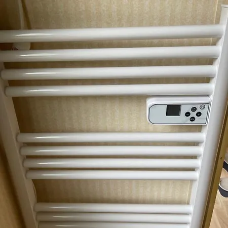 Mobil-home Climatise Pour 6 Personnes Au Maximum, Avec 3 Et Une Grande Terrasse, Entierement Et Totalement Equipe Mais Sans Wifi, Avec Les Draps Compris Mais Piscine Et Restaurant Non Garantis A Compter De Septembre (adults Only) * Sarlat-la-Canéda