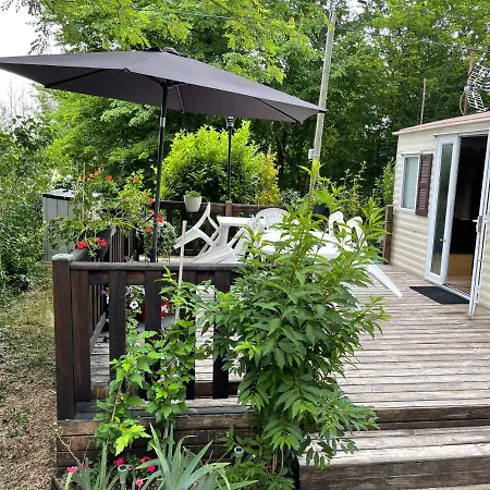Mobil-home Climatise Pour 6 Personnes Au Maximum, Avec 3 Et Une Grande Terrasse, Entierement Et Totalement Equipe Mais Sans Wifi, Avec Les Draps Compris Mais Piscine Et Restaurant Non Garantis A Compter De Septembre (adults Only) * Sarlat-la-Canéda