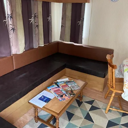 Mobil-home Climatise Pour 6 Personnes Au Maximum, Avec 3 Et Une Grande Terrasse, Entierement Et Totalement Equipe Mais Sans Wifi, Avec Les Draps Compris Mais Piscine Et Restaurant Non Garantis A Compter De Septembre (adults Only) Campsite Sarlat-la-Caneda