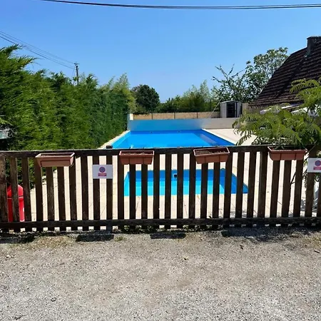 Mobil-home Climatise Pour 6 Personnes Au Maximum, Avec 3 Et Une Grande Terrasse, Entierement Et Totalement Equipe Mais Sans Wifi, Avec Les Draps Compris Mais Piscine Et Restaurant Non Garantis A Compter De Septembre (adults Only) Kemp Sarlat-la-Canéda