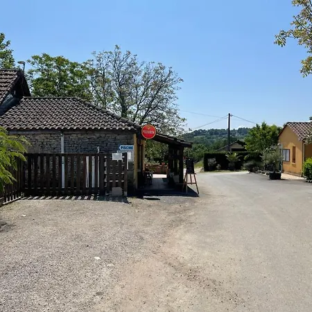 Mobil-home Climatise Pour 6 Personnes Au Maximum, Avec 3 Et Une Grande Terrasse, Entierement Et Totalement Equipe Mais Sans Wifi, Avec Les Draps Compris Mais Piscine Et Restaurant Non Garantis A Compter De Septembre (adults Only) Sarlat-la-Canéda